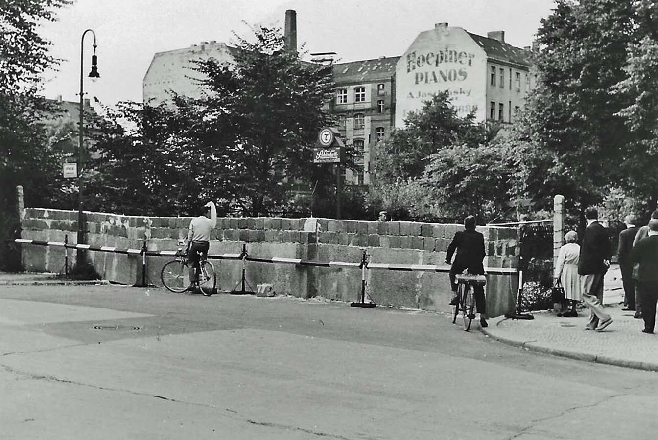 Grenze zu Ost-Berlin: Blick über die Lohmühlenbrücke am Neuköllner Schifffahrtskanal hinüber nach Treptow, Foto von Archiv Manfred Heyde 